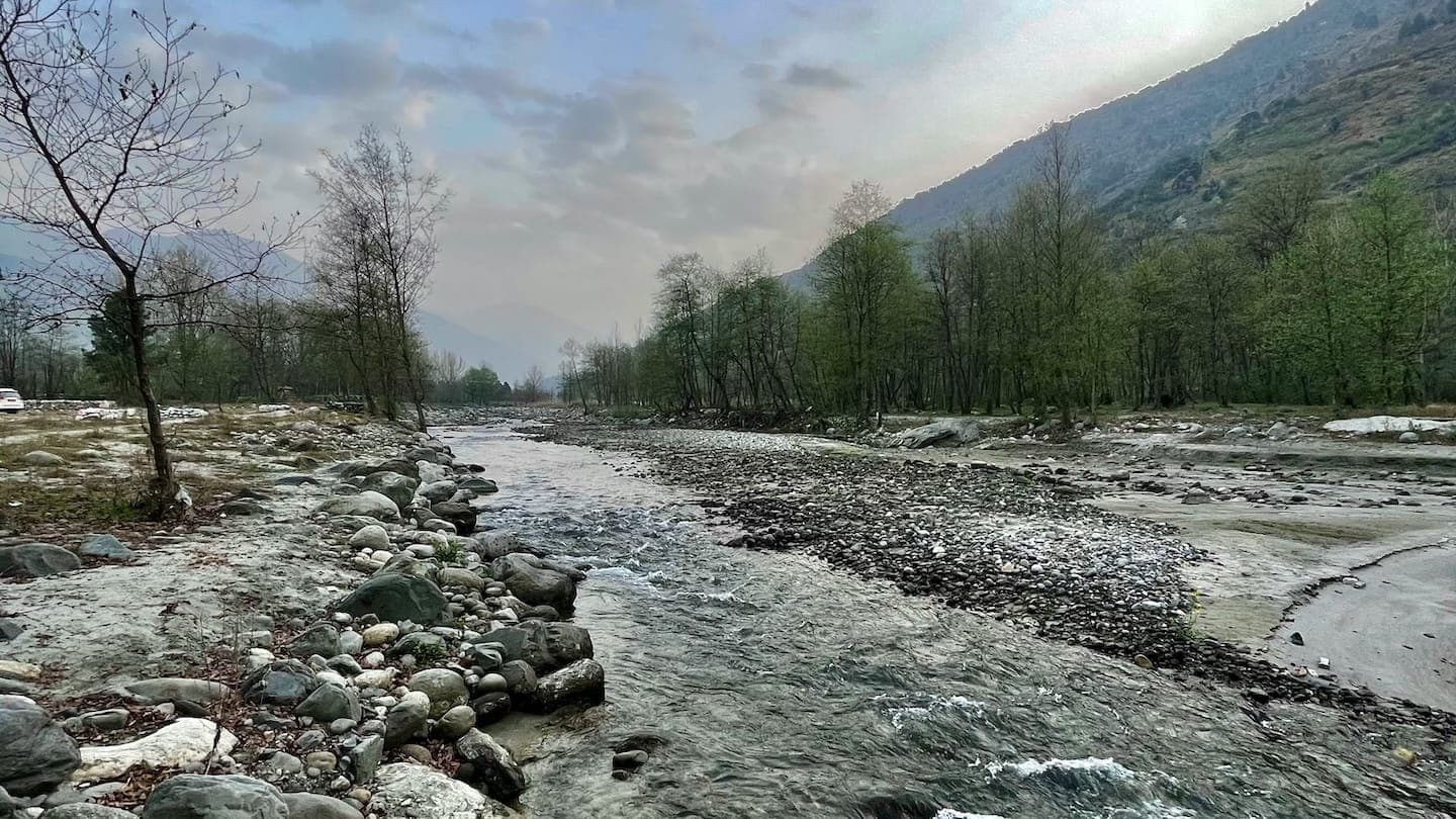 Road leading into Manali through the Himalayas